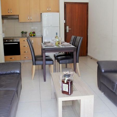St. Mamas Apts Scala Bagian luar foto